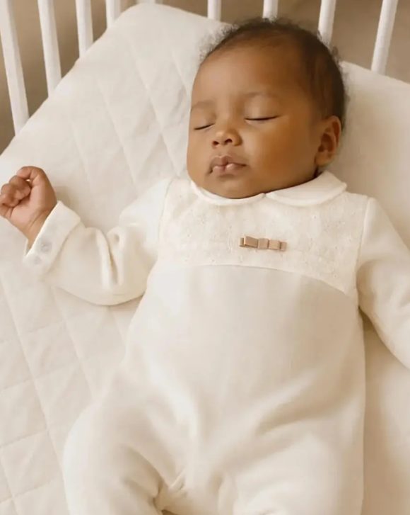 Tutina beige di velluto con pizzo