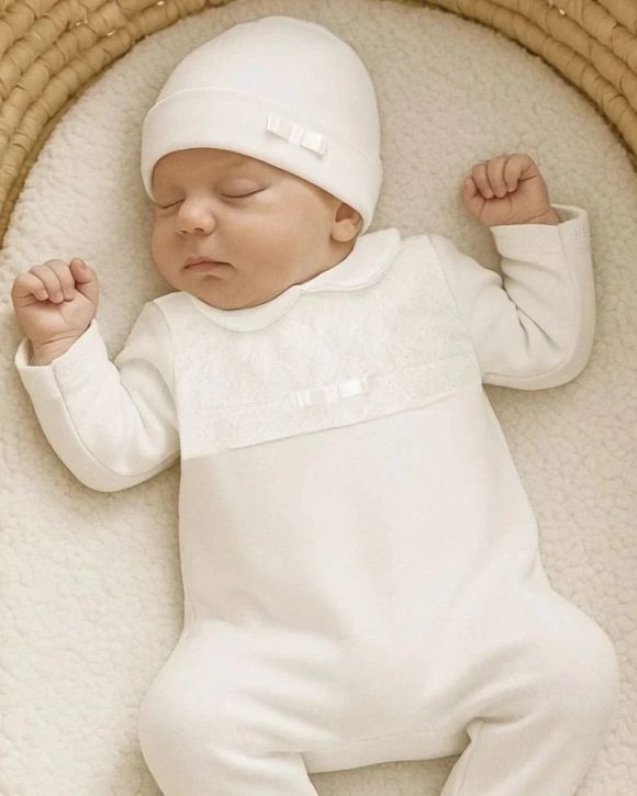Tutina bianca con cappellino